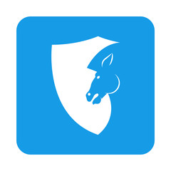 Icono plano cabeza caballo en escudo en cuadrado azul
