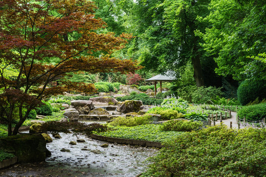 D, Bayern, Augsburg, Japanischer Garten, Blick auf Wasserlauf, Pagoden und Bäume