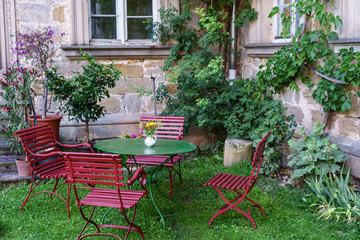 Schlossgarten, romantische, idyllische Ecke, Winkel, mit Gartenmöbeln (D, Bayern, Unterfranken,...