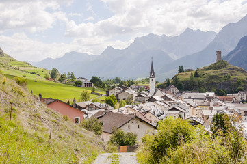Ardez, Dorf, Engadin, Unterengadin, Kirche, Kirchturm, Engadinerh&auml;user, Steinsberg, Ruine, Felsen, Alpen, Graub&uuml;nden, Wanderweg, Sommer, Schweiz