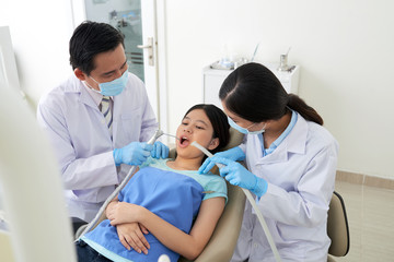 Obraz na płótnie Canvas Assisting dentist