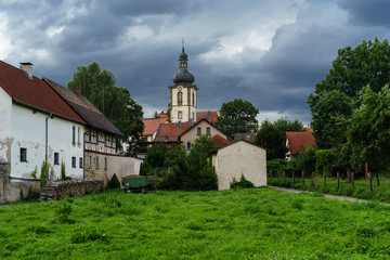 Fototapeta na wymiar D, Bayern, Unterfranken, Landkreis Hassberge, Bauerngarten vor Kirchturm