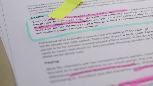 Textstellen werden mit Textmarker markiert