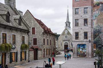 "Notre-Dame-des-Victoires" mit "La Fresque de Qu&eacute;b&eacute;lois" von Qu&eacute;bec.