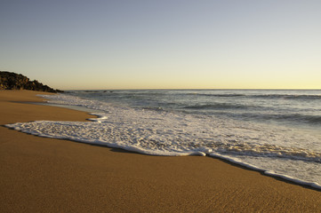 espuma en mar al atardecer