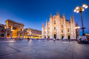 Fototapeta premium Katedra w Mediolanie, Piazza del Duomo w nocy, Lombardia, Włochy