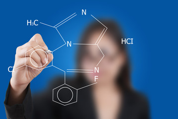 Obraz premium Business lady writing science diagram.