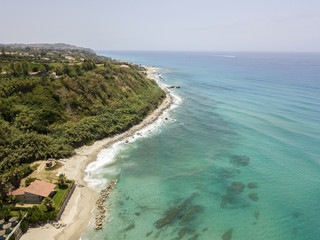 Panoramica spiaggia di Ricadi, Torre Marino, Capo Vaticano, promontorio vista aerea, scogli e sabbia. Vacanza estive in Calabria, Italia