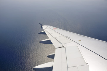 Fototapeta premium 飛行機の翼と海面