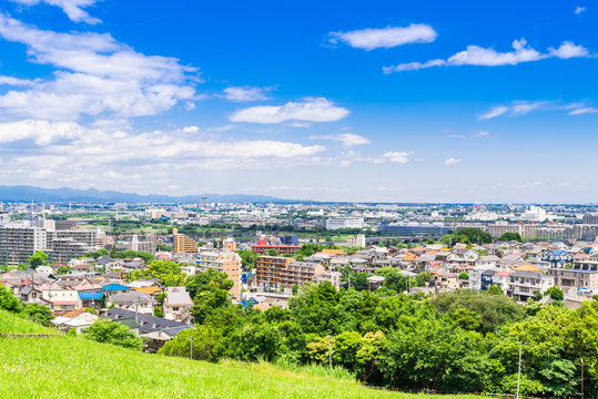 青空が広がる住宅街