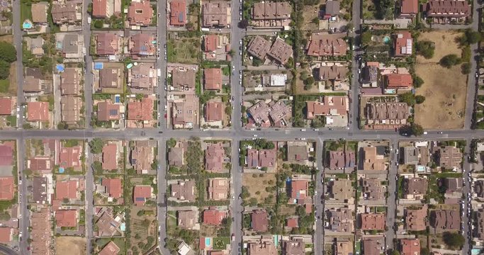 Vista aerea di una parte del quartiere Marco Simone nella periferia nord a Roma. Tra le strade strette, le ville e i palazzi si vedono alberi. Il file &egrave; nativo della macchina e girato in d-log color.