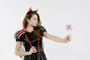 ハロウインのコスプレをする若い女性