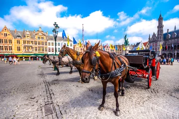 Fototapeten Pferdekutschen auf dem Grote Markt in der mittelalterlichen Stadt Brügge am Morgen, Belgien. © gatsi