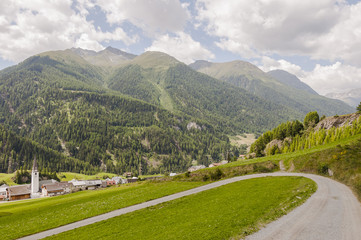 Ardez, Dorf, Kirche, Engadinerh&auml;user, Alpen, Graub&uuml;nden, Engadin, Unterengadin, Wanderweg, Bergstrasse, Bergbauer, Sommer, Schweiz