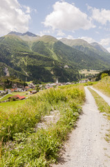 Ardez, Dorf, Engadin, Unterengadin, Wanderweg, Feldweg, Landwirtschaft, Kirche, Ruine, via Engiadina, Alpen, Graubünden, Sommer, Schweiz