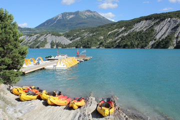 Kayaks et pédalos sur un lac de montagne-7224