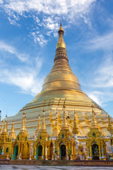 Fototapeta premium Shwedagon Pagoda in Yangon, Myanmar.