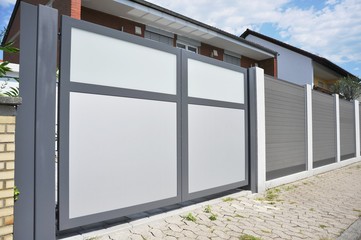 Modernes Einfahrtstor als Sichtschutz in der Hauszufahrt