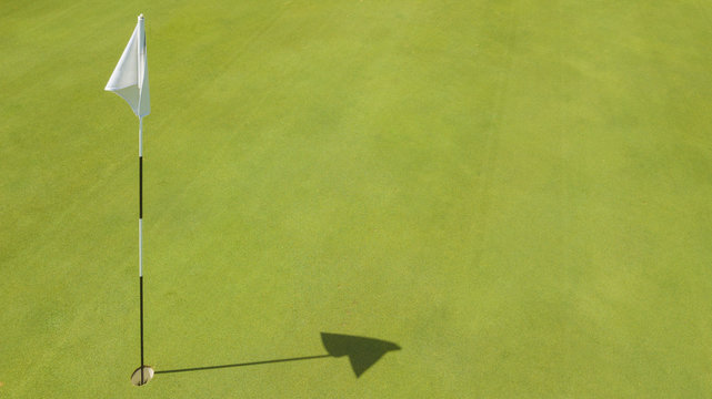 Dettaglio della buca finale di percorso di un campo di golf. Il prato fa parte di un ampio e ricco circolo di golf italiano frequentato dai migliori giocatori del panorama sportivo.