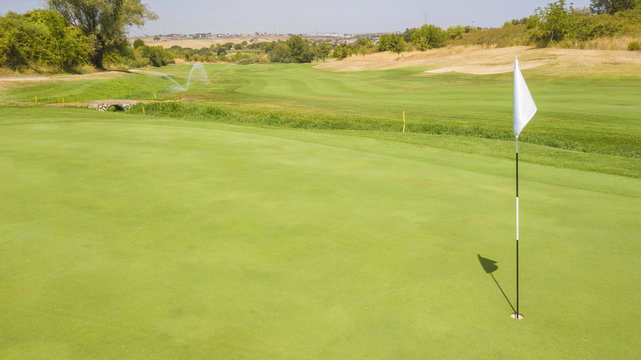 Dettaglio della buca finale di percorso di un campo di golf. Il prato fa parte di un ampio e ricco circolo di golf italiano frequentato dai migliori giocatori del panorama sportivo.