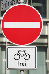 Verkehrsschilder Verbot der Einfahrt, Radfahrer frei