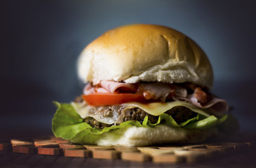 Tradicional Hambúrguer de picanha brasileiro com suco de laranja 