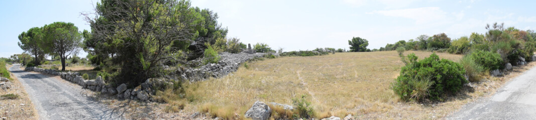 Panoramique : le plateau, aride, à Leucate, Aude, Occitanie.