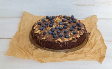 Schokoladen-Tarte mit Erdnusskaramell und Blaubeeren