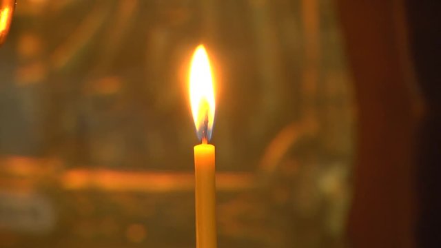 Свечи красивые в храме