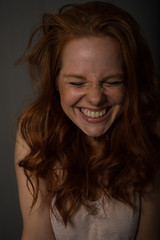 Fototapeta na wymiar Portrait einer jungen, schönen, rothaarigen Frau die lacht