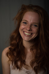 Fototapeta premium Portrait einer jungen, schönen, rothaarigen Frau die lacht