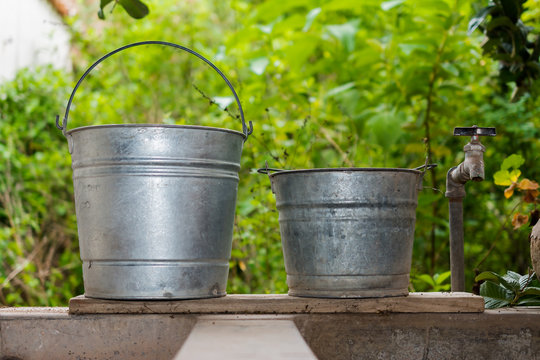 Las cubetas para el agua.