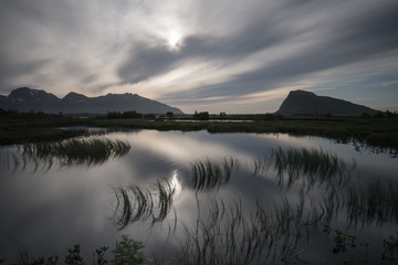 See auf Gimsøy in der Mittsommernacht, Lofoten, Norwegen