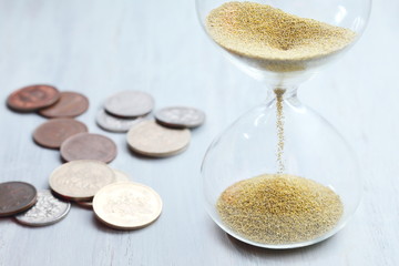 砂時計の砂が落ちる。時とビジネス。お金や経済・金融のイメージ。
