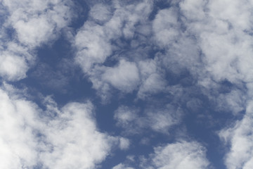 Obraz premium Cloud formation over clear blue sky