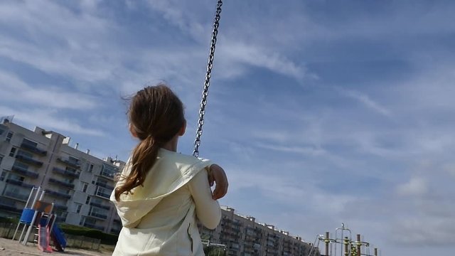 jolie jeune fille sur la tyrolienne (ralenti slow motion)