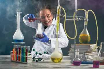 Crazy chemist doing experiment - obrazy, fototapety, plakaty