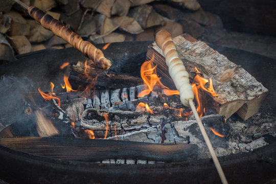 Nahaufnahme Stockbrot &uuml;ber dem Feuer gebacken 