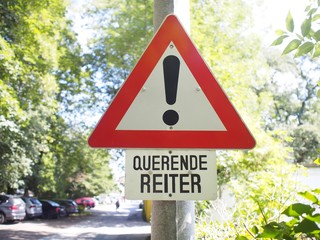 Rufzeichen - Verkehrsschild warnt vor querenden Reitern