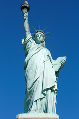 Fototapeta premium Statua Wolności, widok z przodu w słoneczny dzień, błękitne niebo w Nowym Jorku