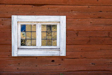 Fototapeta na wymiar Altes weisses Doppelfenster links an Schwedenhaus