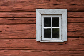 Altes weisses Doppelfenster links an Schwedenhaus