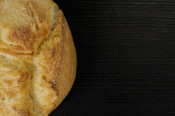 Bułka na czarnym stole
