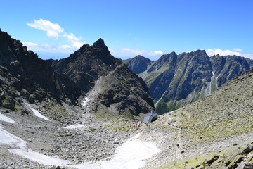 Fototapeta premium góry Tatry Słowackie - widok na chatę pod Rysami