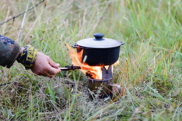 Cooking in the nature using a portable pyrolytic burner oven