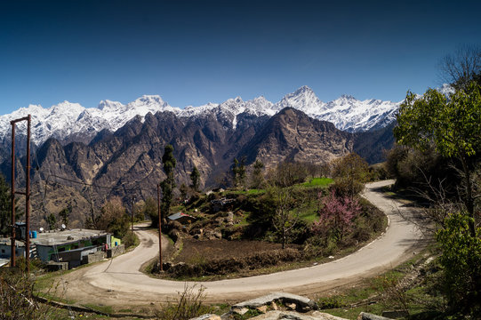 Himalaya Gebirge Berg Indien an einer Stra&szlig;e