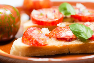 Landbrot mit Black Zebra Tomate und Olivenöl