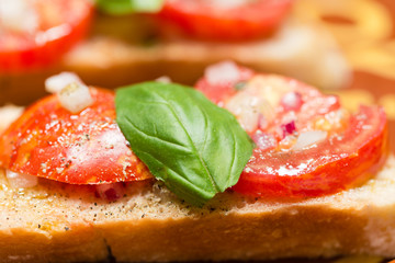 Landbrot mit Black Zebra Tomate und Olivenöl