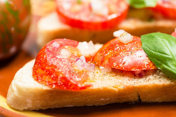 Landbrot mit Black Zebra Tomate und Olivenöl