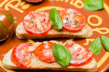 Landbrot mit Black Zebra Tomate und Olivenöl